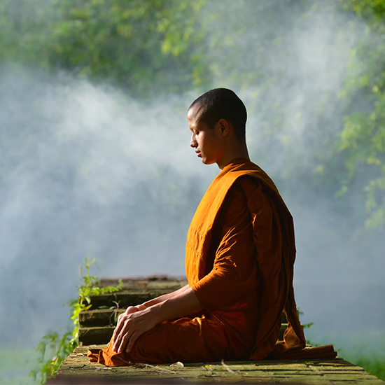 Moine bouddhiste qui médite